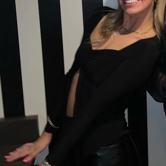 PrettyLittleThing Elegant Black Long Sleeve Top - Picture 2 of 4
